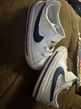 Nike Kids White & Navy Velcro Low-Top Sneakers